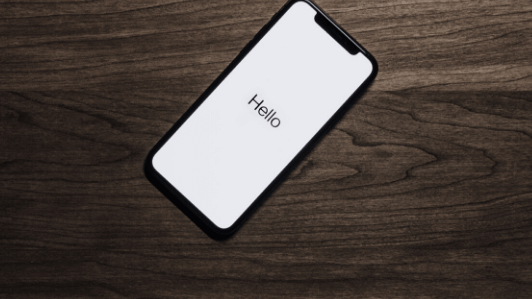 ハローと書かれたスマホ