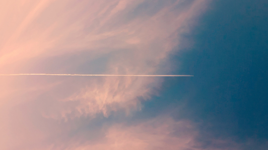 一直線の雲が走る空