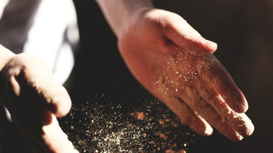 手と砂